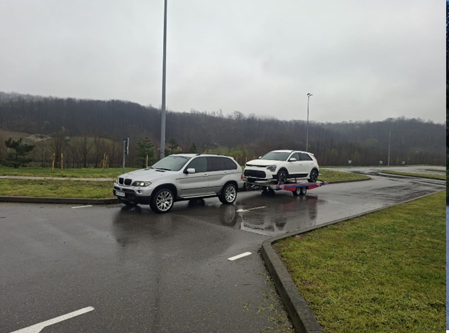 Šlep prikolica Nešo transportuje terensko vozilo po kišnom danu