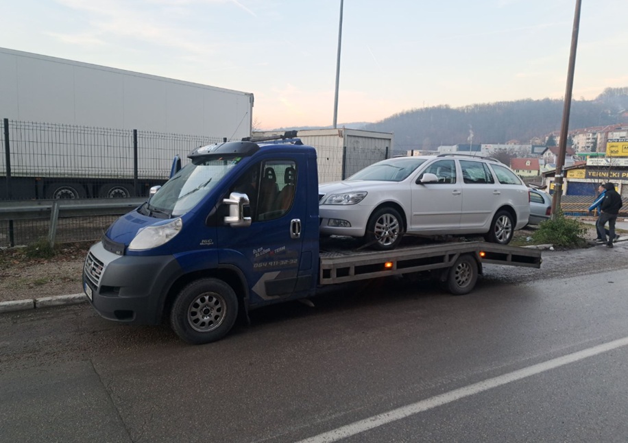 Šlepovanje putničkog vozila u naselju platformskim šlep vozilom Nešo