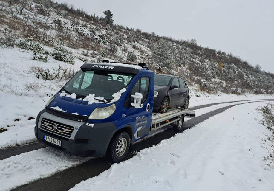 Šlep služba Nešo izvlači vozilo tokom zimskih uslova na putu