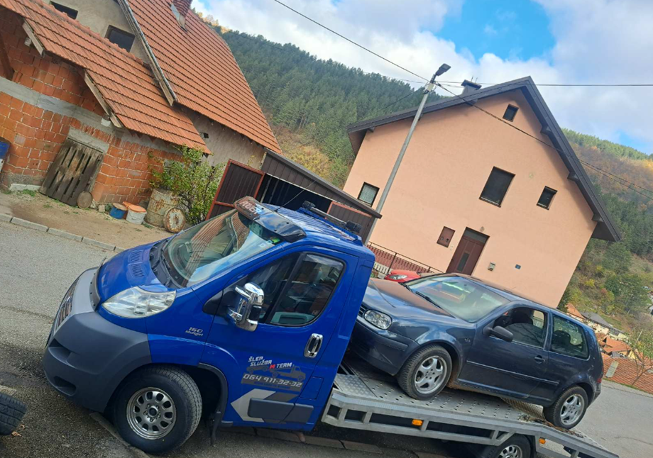 Šlep vozilo Auto Servisa Nešo na terenu pored porodičnih kuća