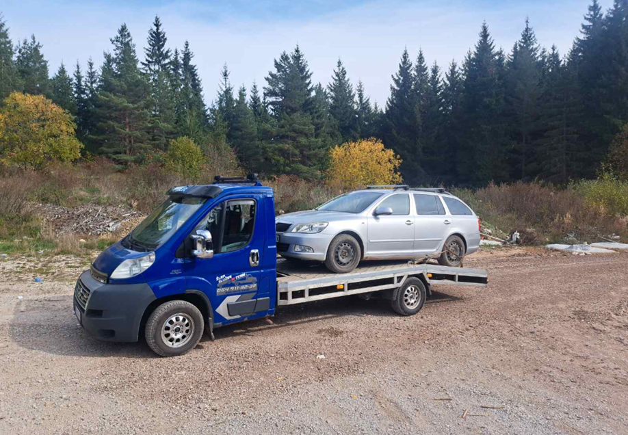 Šlep vozilo Nešo prevozi automobil kroz jesenju šumu